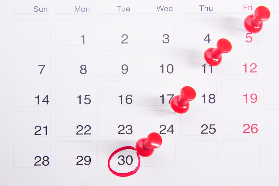 Kalender mit roten Pinnnadeln – Stichtag für die Kündigungsfrist beim Mietvertrag