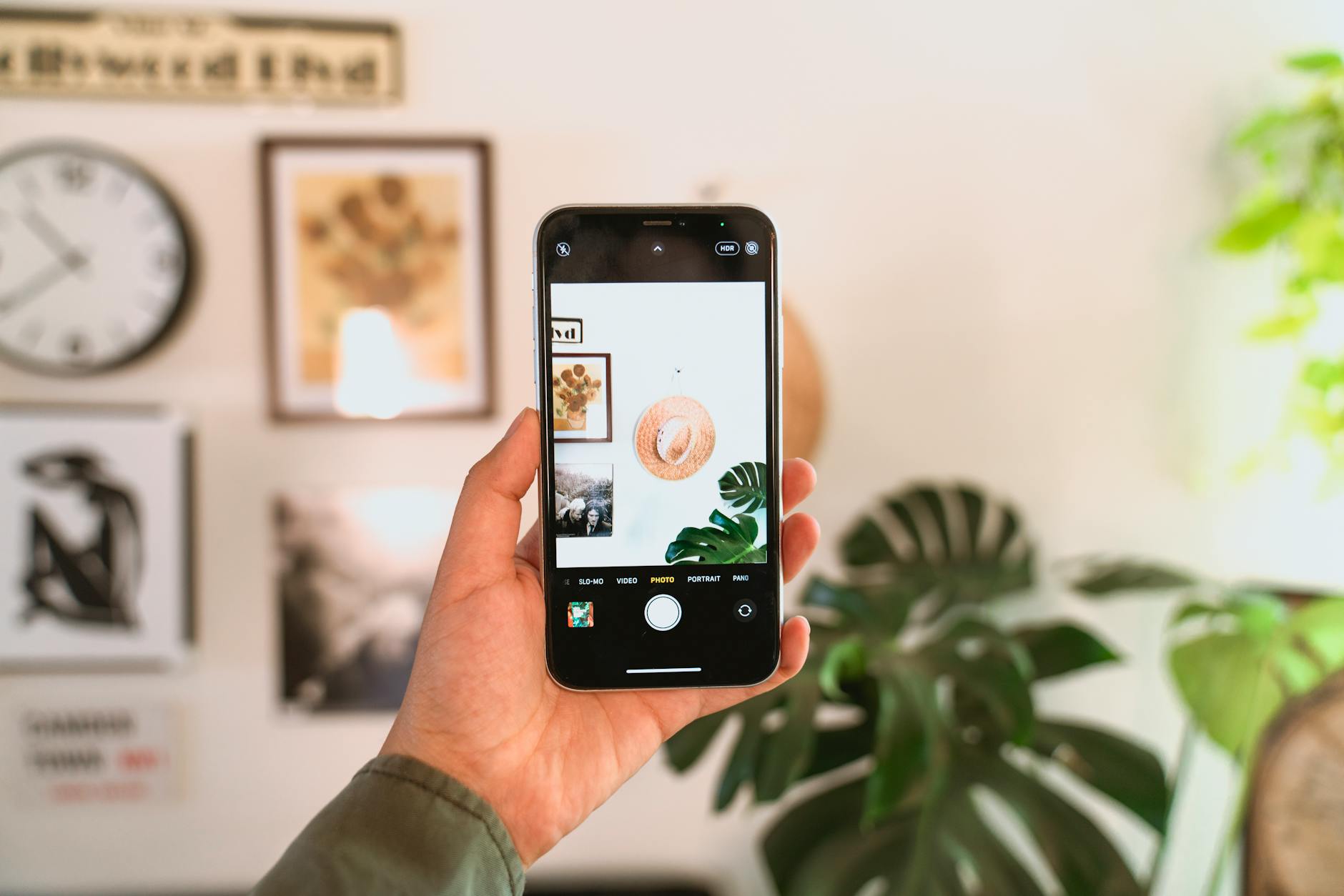 Hand mit Smartphone fotografiert einen Wohnraum – typische Szene bei der Wohnungsübergabe und der Frage nach DSGVO-konformer Mieterdokumentation
