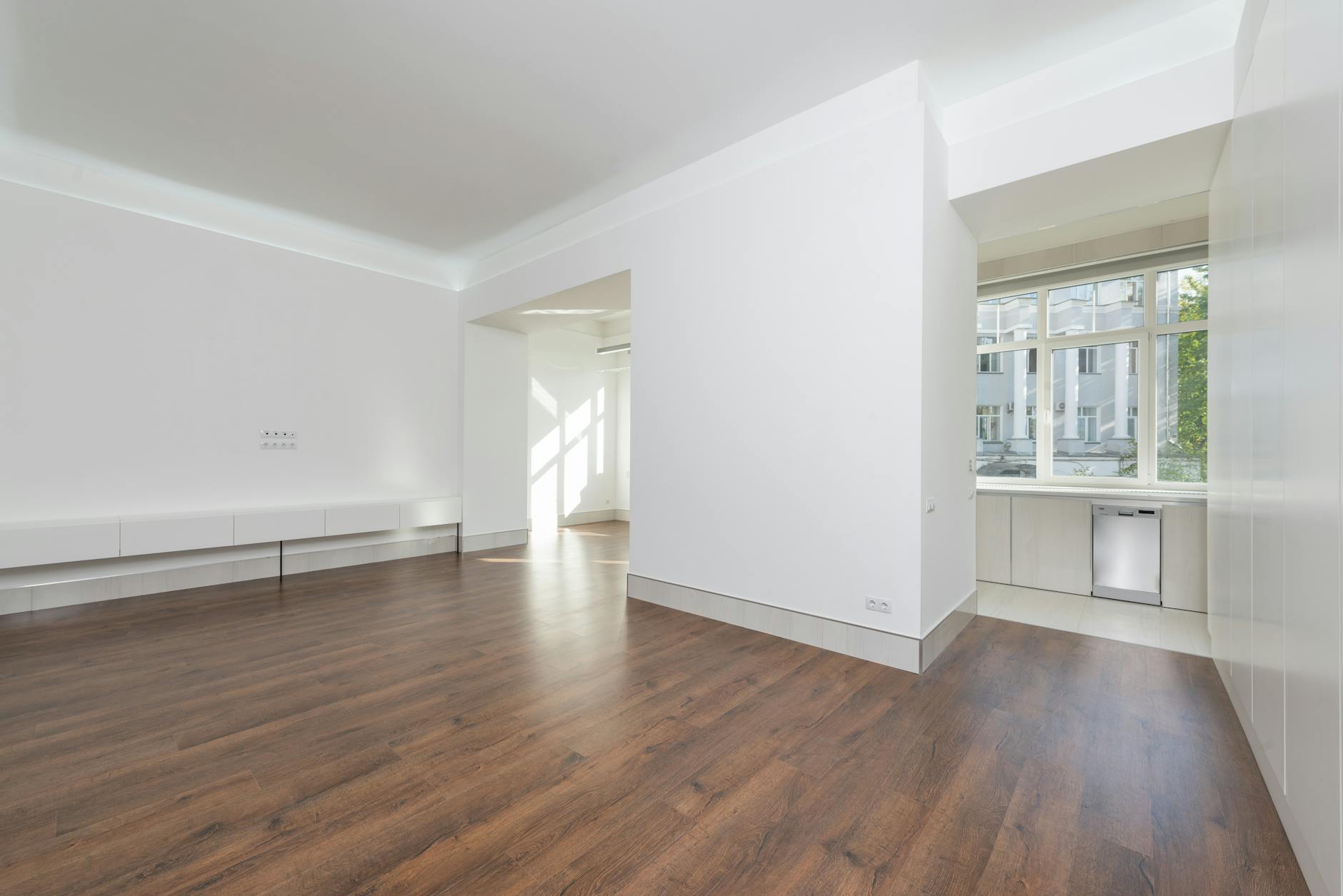 Leerer heller Raum mit Holzboden und großen Fenstern – ein klassisches Sachfoto, wie es ohne DSGVO-Einwilligung bei der Wohnungsübergabe erlaubt ist
