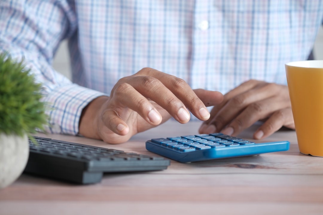 Schreibtisch mit Tastatur, Taschenrechner und Rechnungen – Vermieter erstellt eine Nebenkostenabrechnung mit Excel-Vorlage
