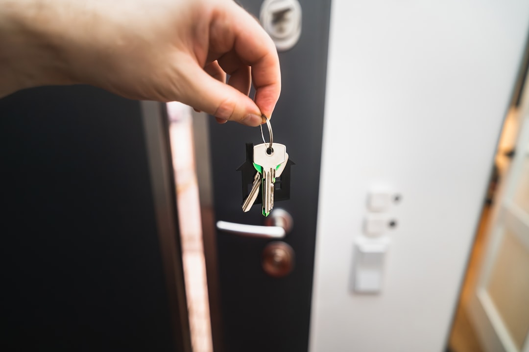 Schlüsselübergabe an der Wohnungstür – Symbol für die Wohnungsübergabe und das Übergabeprotokoll