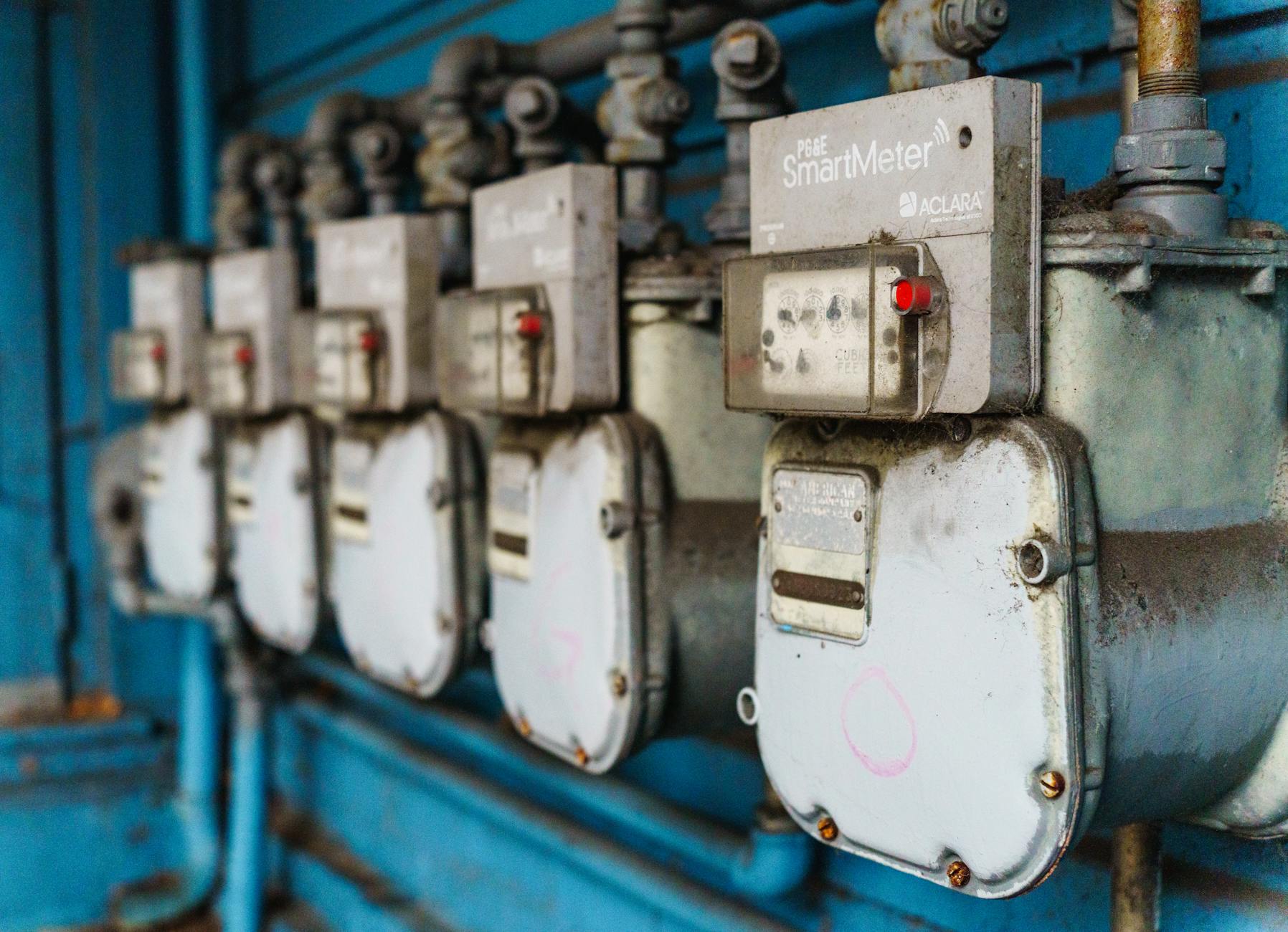 Moderne digitale Smart Meter an einer Wand – die Realität ab 2026 in vielen deutschen Wohnungen